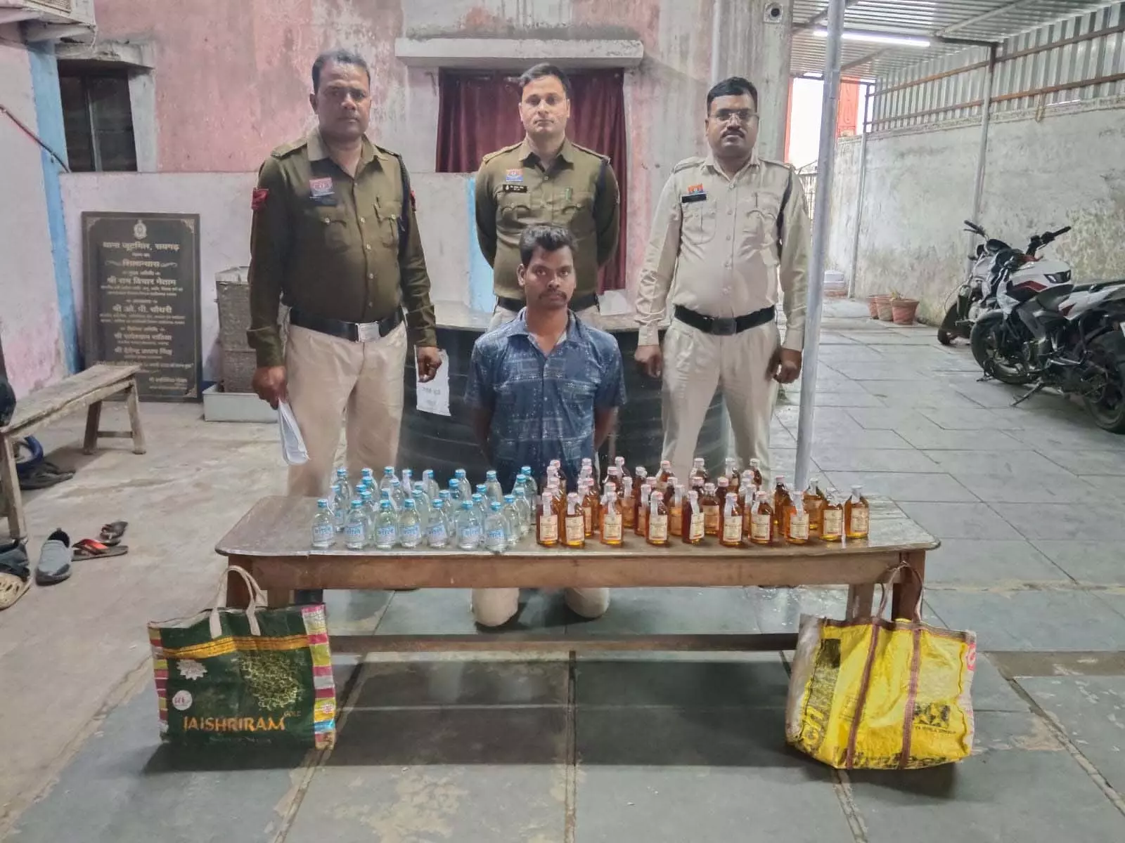 रायगढ़ में रात का खेल उजागर!अंधेरे में दौड़ रही थी शराब से लदी पिकअप… अचानक सामने आई पुलिस और मच गया हड़कंप