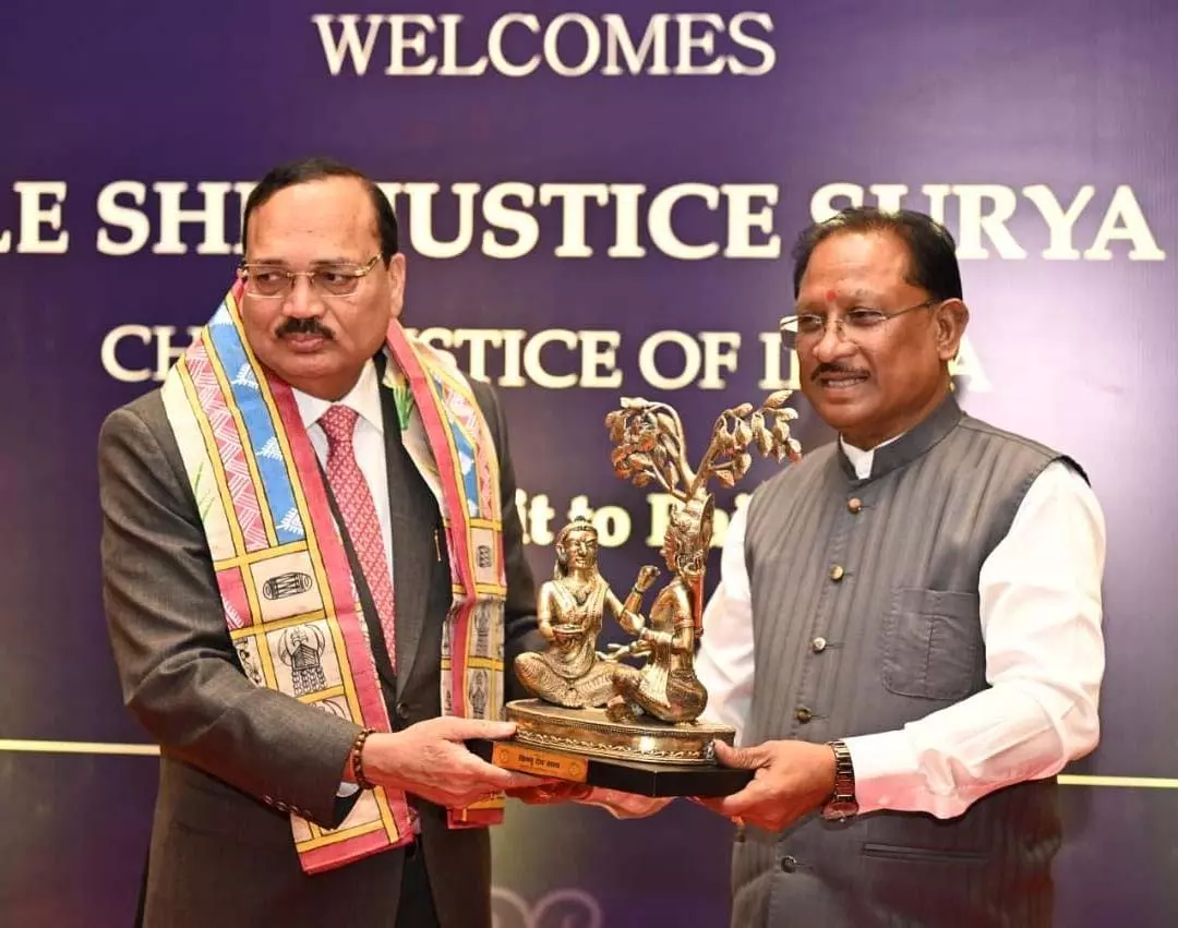 रायपुर में बढ़ी हलचल! CM साय ने मुख्य न्यायाधीश का किया भव्य स्वागत, दी बस्तर दशहरा और श्रीराम-शबरी की खास भेंट