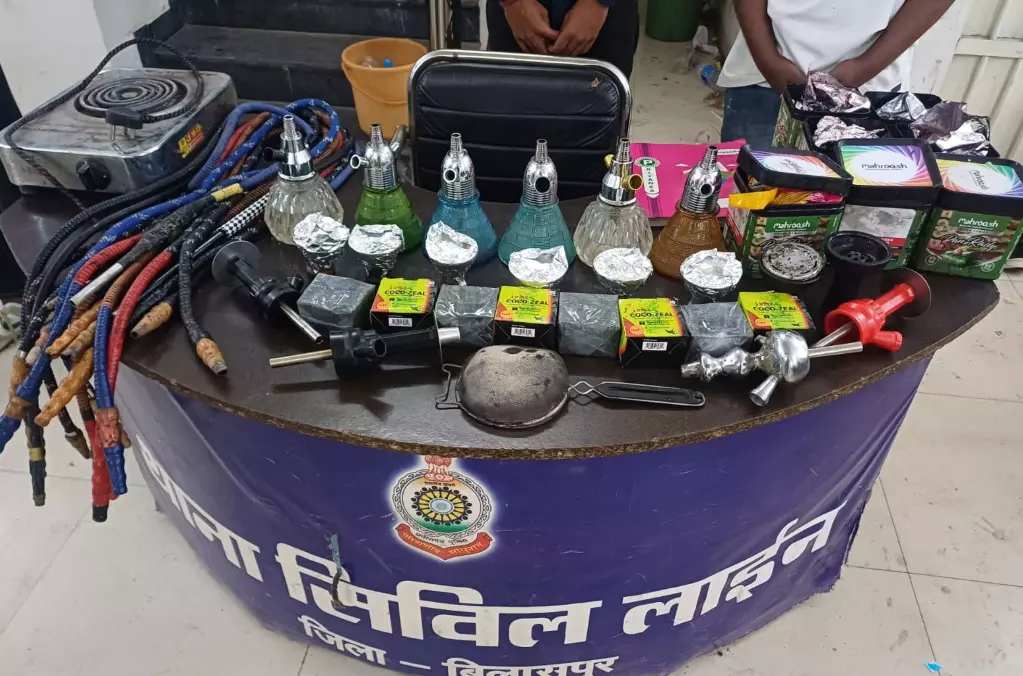 रात के अंधेरे में चल रहा था हुक्काबार का खेल, पुलिस की छापेमारी से मचा हड़कंप
