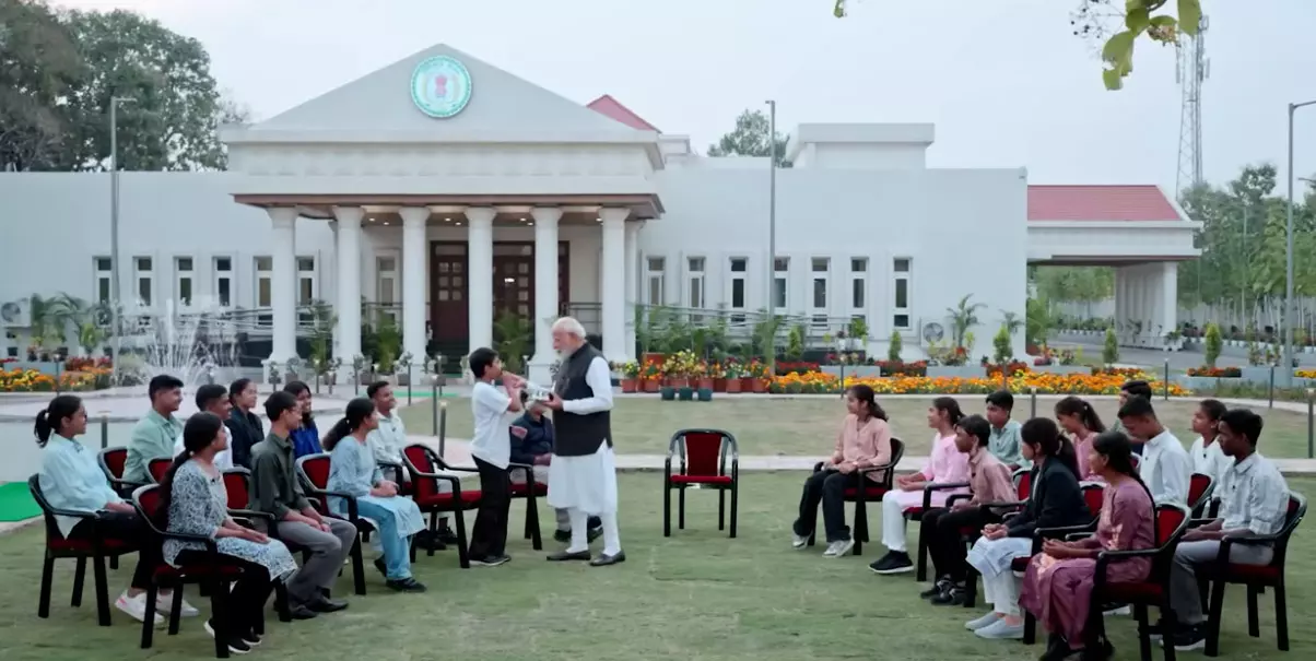 PM मोदी के लिए CG स्टूडेंट्स लाए खुरमी-ठेठरी, स्टूडियो में दिखा अपनापन और आत्मीयता