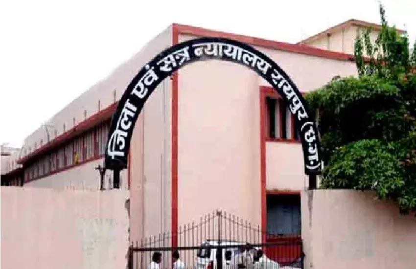 पेशी से पहले ही खेल हो गया! कोर्ट परिसर से ऐसे गायब हुए दो बंदी… पुलिस के सामने से फरार, रायपुर में मचा हड़कंप!