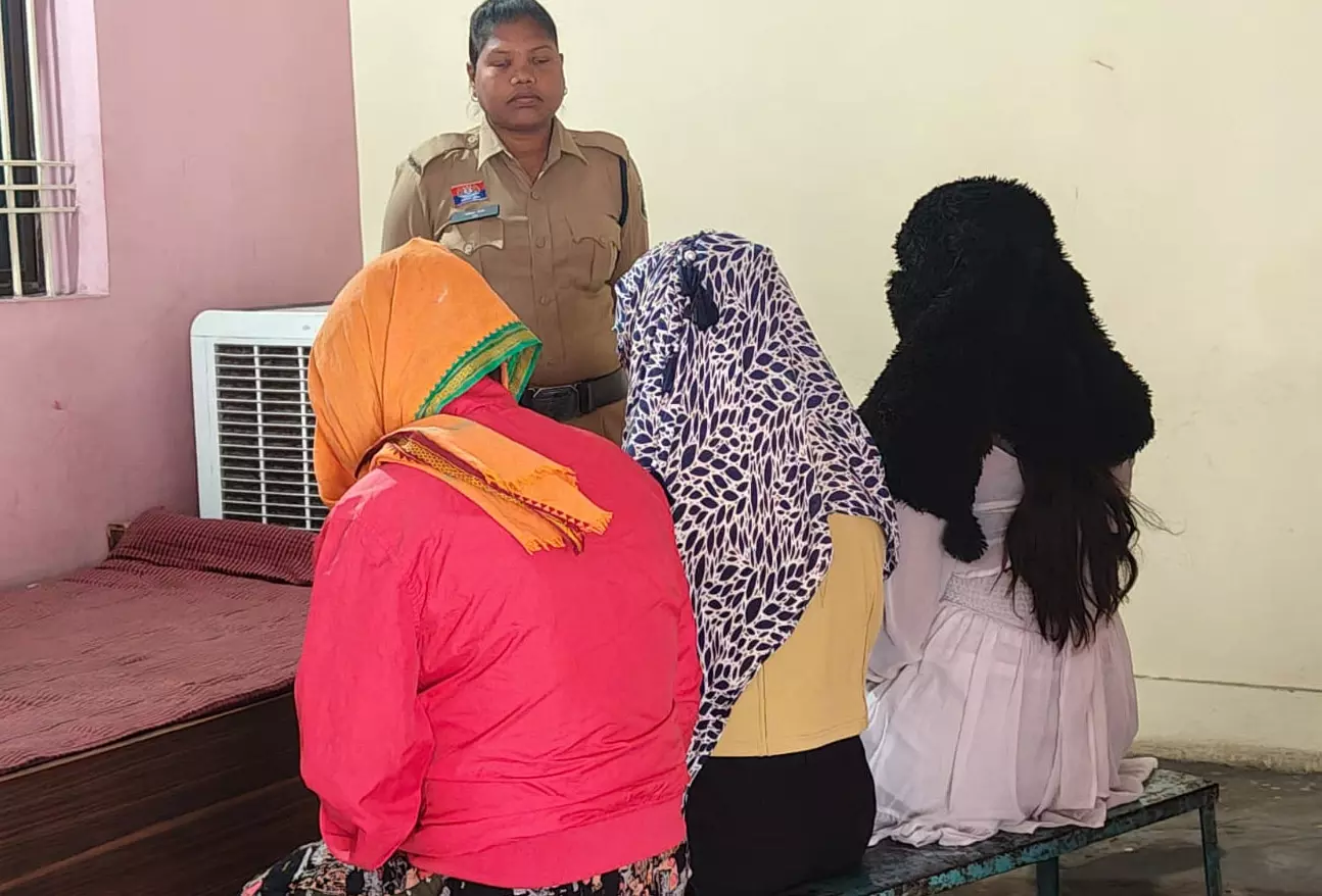 किराए के मकान में चल रहा था ‘अंधेरे का धंधा’… बाहर से लाई जा रहीं महिलाएं, पुलिस रेड में देह व्यापार का भंडाफोड़
