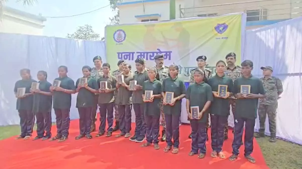 जंगल से निकले हथियार, सिस्टम के आगे झुके नक्सली! AK-47 के साथ 12 खूंखार माओवादियों का सरेंडर
