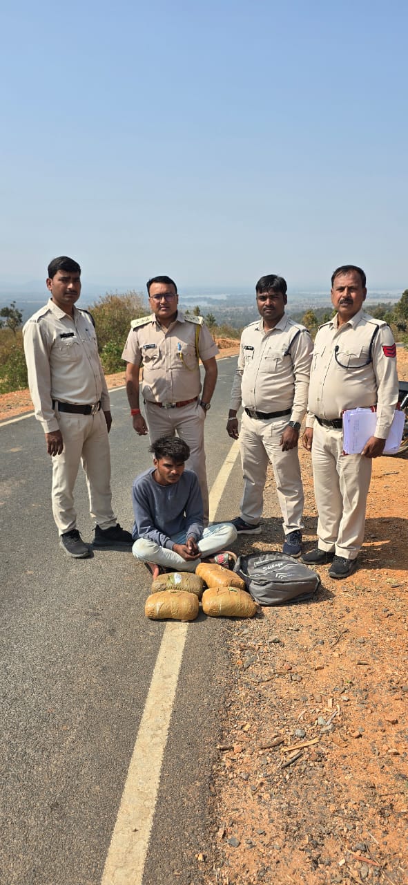 होली से पहले नशे की बड़ी खेप पकड़ी गई! तेज रफ्तार बाइक ने खोला राज, 4 किलो गांजा के साथ आरोपी जेल होली से पहले नशे की बड़ी खेप पकड़ी गई! तेज रफ्तार बाइक ने खोला राज, 4 किलो गांजा के साथ आरोपी जेल