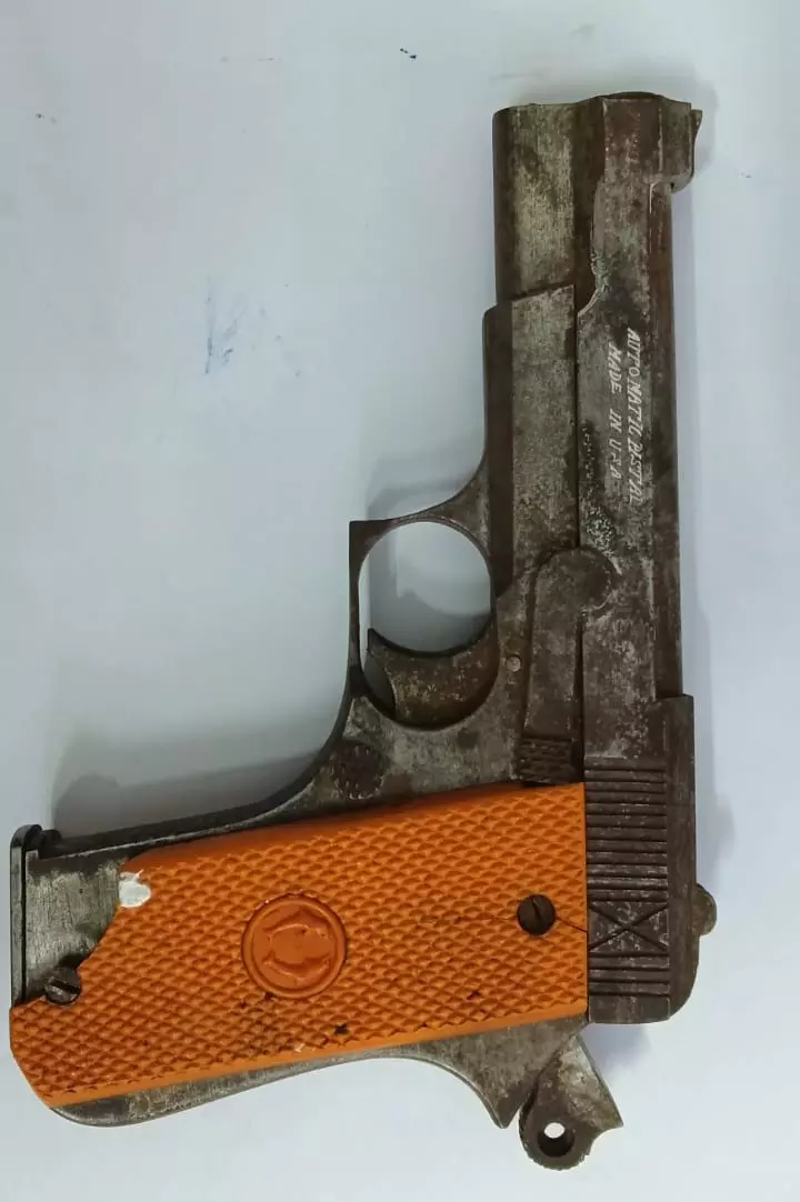 सरेआम ‘मौत का सामान’ लेकर घूम रहा था शख्स… पुलिस ने घेरा, पिस्टल-मैग्जीन बरामद!