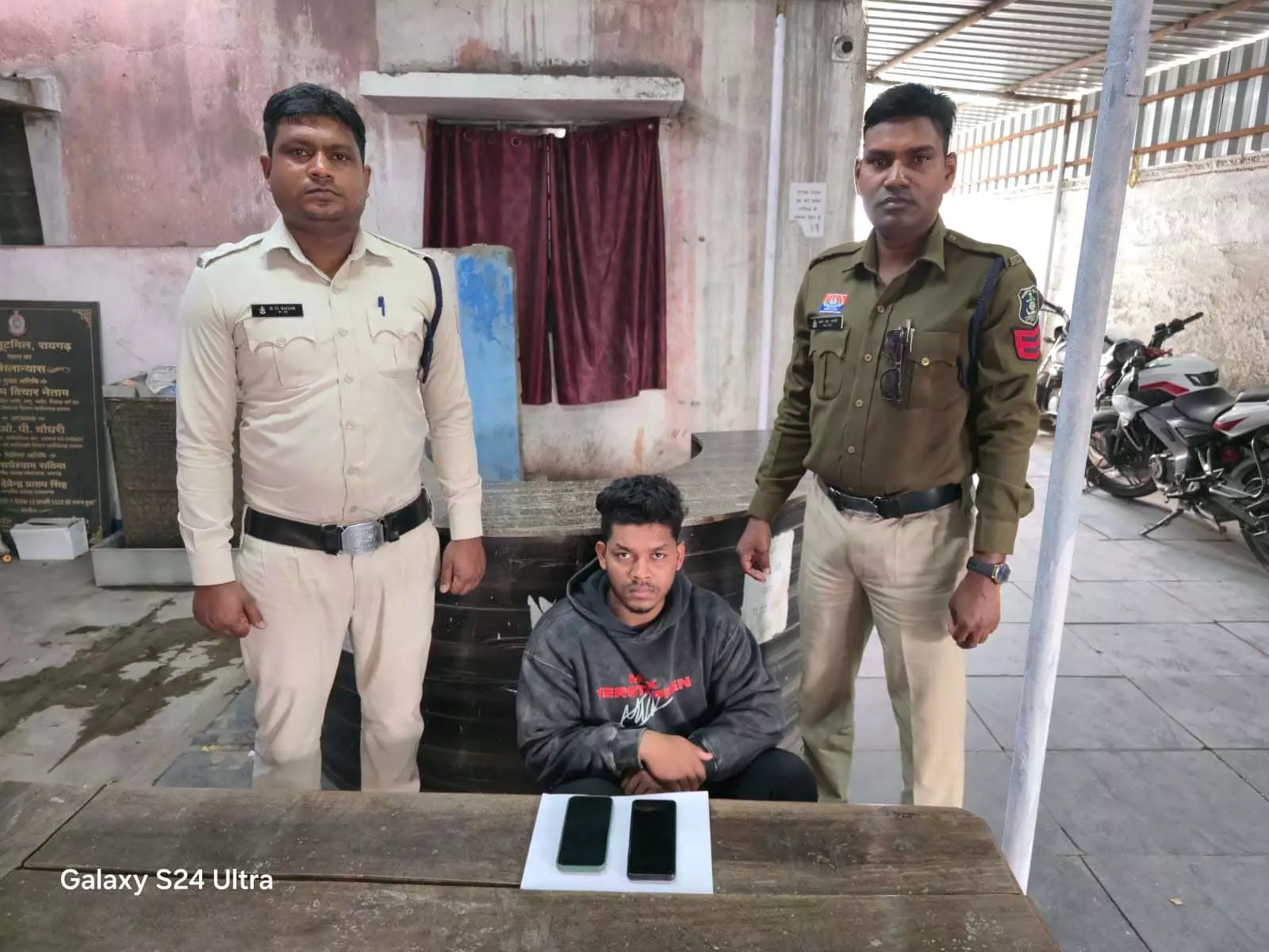 मोबाइल में छुपा था सट्टे का जाल! जूटमिल पुलिस की दबिश से हड़कंप