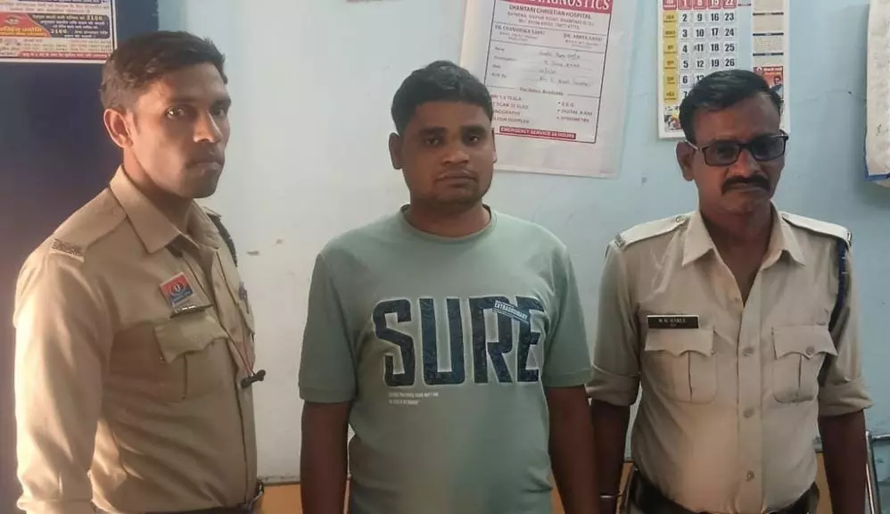 ओवरब्रिज के नीचे चल रहा था ‘खेल’… पुलिस ने घेराबंदी कर सटोरिया को रंगे हाथ दबोचा!
