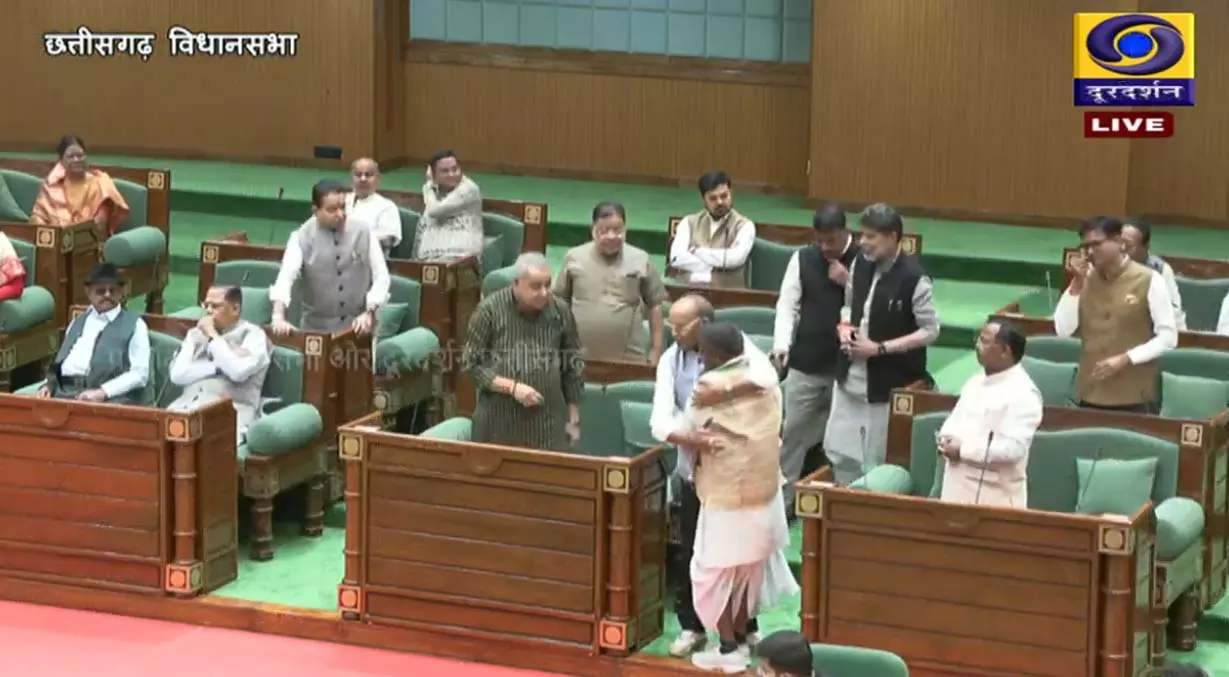 सदन में दिखी सियासी गर्मजोशी! कवासी लखमा ने BJP नेताओं से मिलाया गले, बजट सत्र में एंट्री से बढ़ी हलचल
