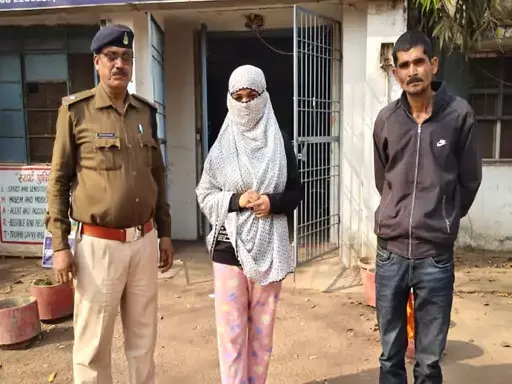 “रेलवे में पक्की नौकरी दिलाएंगे…” 7 लाख लेकर गायब! युवती समेत 2 गिरफ्तार