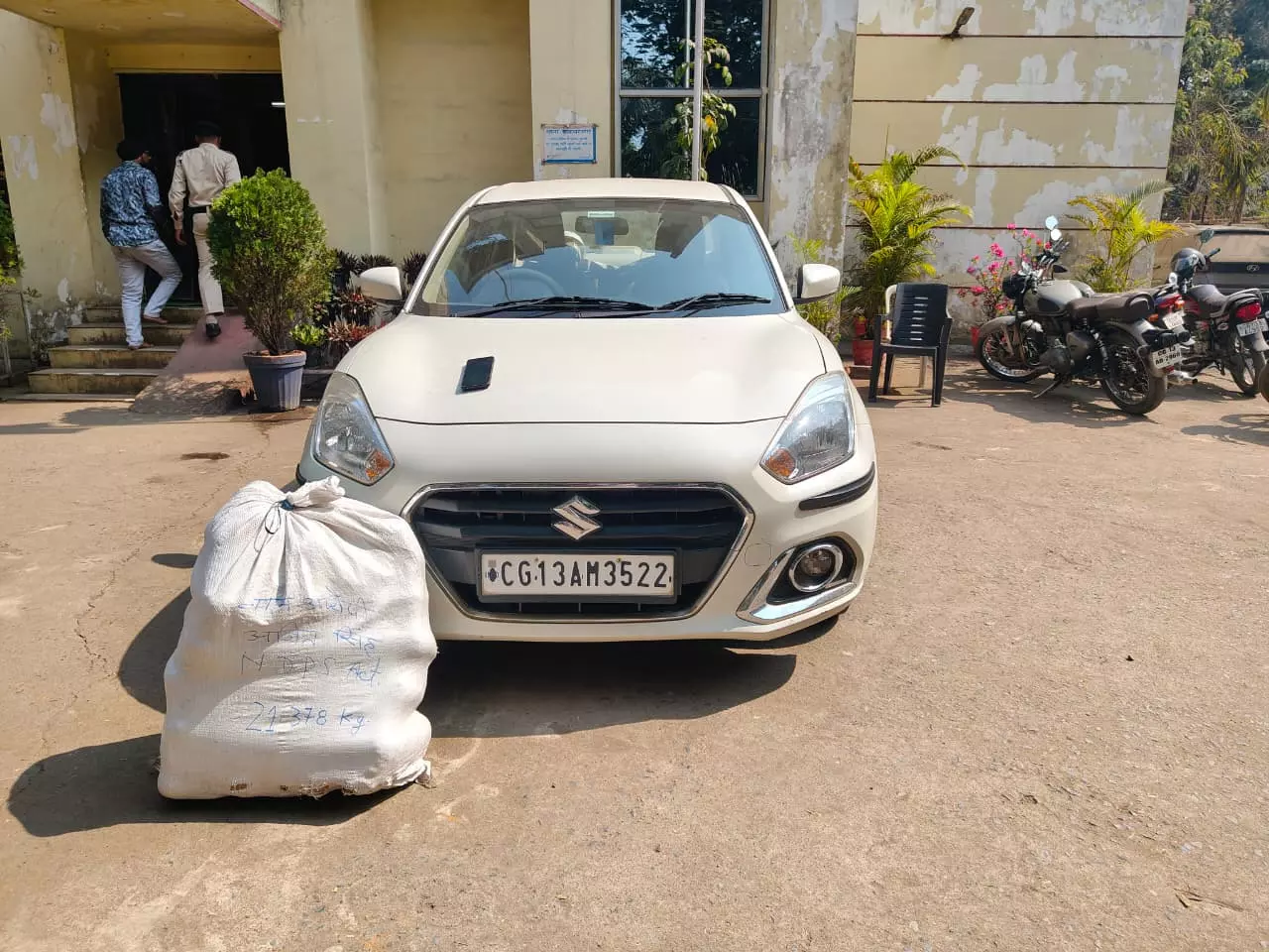 लग्जरी कार की डिक्की में ‘नशे का जाल’! स्विफ्ट डिजायर से 21 किलो गांजा बरामद, ऑपरेशन “आघात” में बड़ा खुलासा