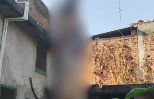 बेटे की मौत का सदमा… पेड़ पर साथ लटके मिले माता-पिता, गांव में पसरा मातम