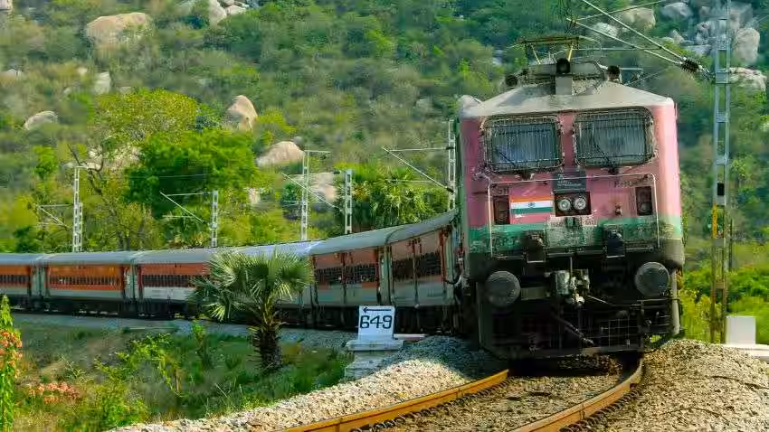 ये खबर पढ़ते ही मुस्कान आ जाएगी! होली 2026 पर घर जाने की टेंशन खत्म