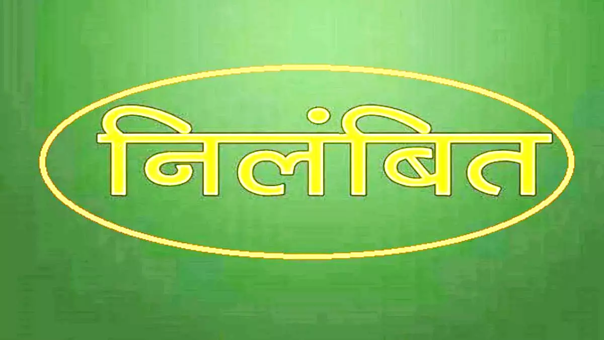 “हाजिरी लगाकर गायब… फिर गांव में ‘मौज’! स्कूल के अंदर नहीं, बाहर चल रही थी ड्यूटी—3 शिक्षक सस्पेंड”