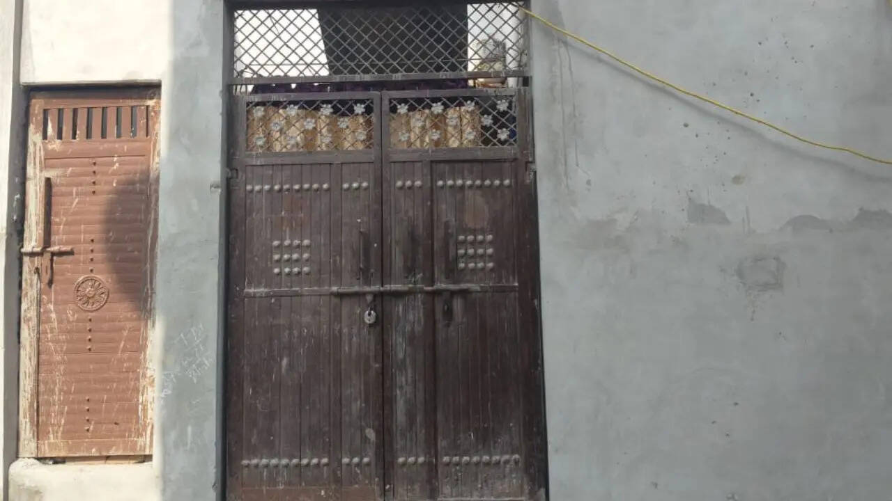 आधी रात गोलियों की गूंज… 7 बच्चों के पिता ने पत्नी और उसके प्रेमी को उतारा मौत के घाट, घर बना क्राइम सीन
