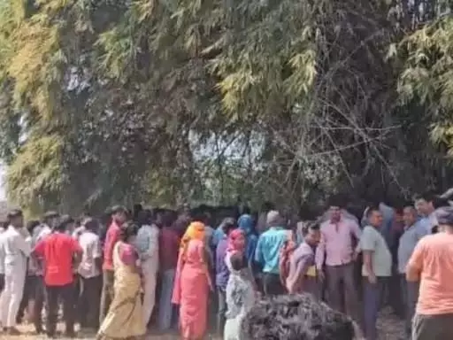 होली खेलने निकला 18 साल का युवक मिला पेड़ से लटका, इलाके में सनसनी… हत्या या आत्महत्या? जांच में जुटी पुलिस