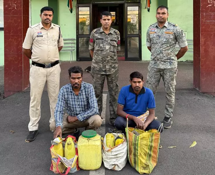 जंगल के भीतर चल रहा था गुप्त धंधा… पुलिस ने घेराबंदी की तो सामने आया चौंकाने वाला सच