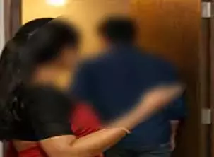 बेटे के बर्थडे पर रची खौफनाक साजिश! युवक को बुलाया घर, कमरे में भेजकर बनाया अश्लील वीडियो… फिर शुरू हुई 1 लाख की ब्लैकमेलिंग