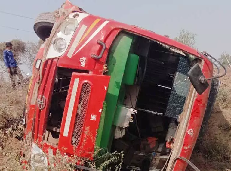 मुंगेली में बड़ा हादसा! अचानक अनियंत्रित होकर पलटी बस, सड़क की हालत बनी वजह—कई यात्री घायल