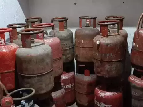 गैस की कालाबाजारी का बड़ा खुलासा! किचन केयर और किराना स्टोर पर छापा, 126 घरेलू सिलेंडर जब्त