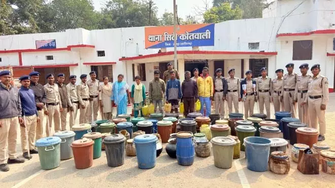 होली से पहले तड़के 4 बजे छापा! ‘ऑपरेशन आघात’ में 7 गिरफ्तार, 5000 किलो महुआ पास बरामद