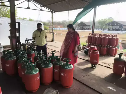 गैस का काला खेल बेनकाब! दुर्ग में छापे में 599 सिलेंडर जब्त, फैक्ट्री में चल रहा था बड़ा खेल