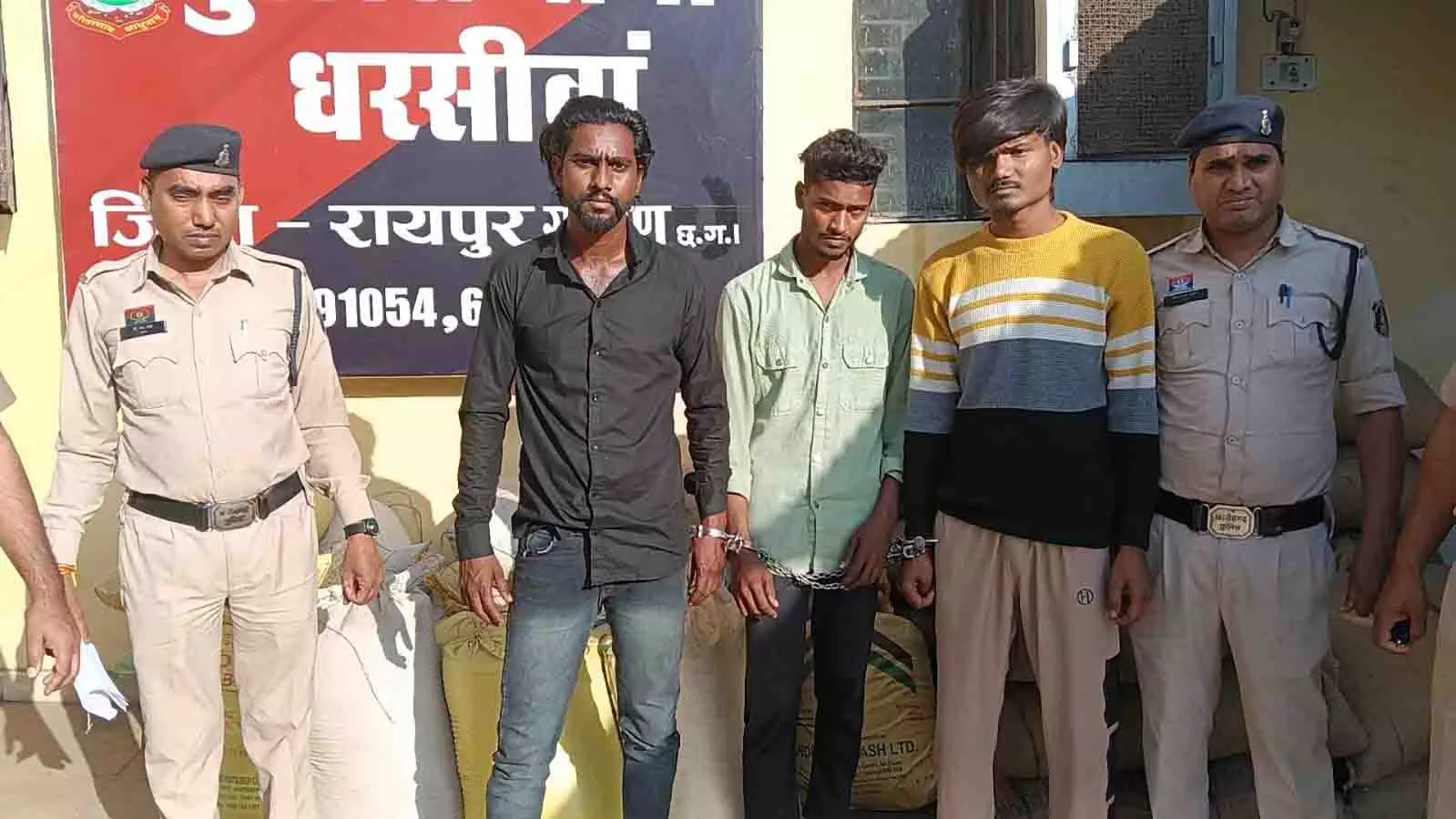 FCI गोदाम में रात के अंधेरे में बड़ी चोरी! दीवार में छेद कर उड़ाईं 60 बोरी धान, पुलिस ने 3 आरोपियों को दबोचा