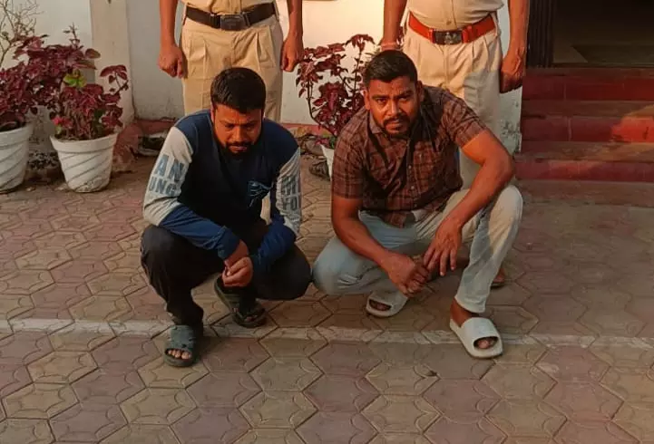 बीयर की बोतल बनी हथियार! सिर फोड़कर लूटे 10 हजार… कुछ घंटों में ही दबोचे गए बदमाश