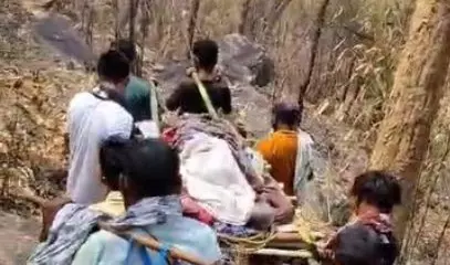 17 KM खाट पर जिंदगी से जंग! एंबुलेंस न मिलने से तड़पता रहा बुजुर्ग, सिस्टम पर उठे बड़े सवाल