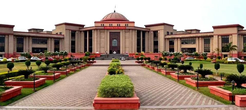 शौचालय जाने निकली बेटी… फिर कभी नहीं लौटी, बेबस पिता पहुंचा हाईकोर्ट, अपहरण की आशंका से मचा हड़कंप
