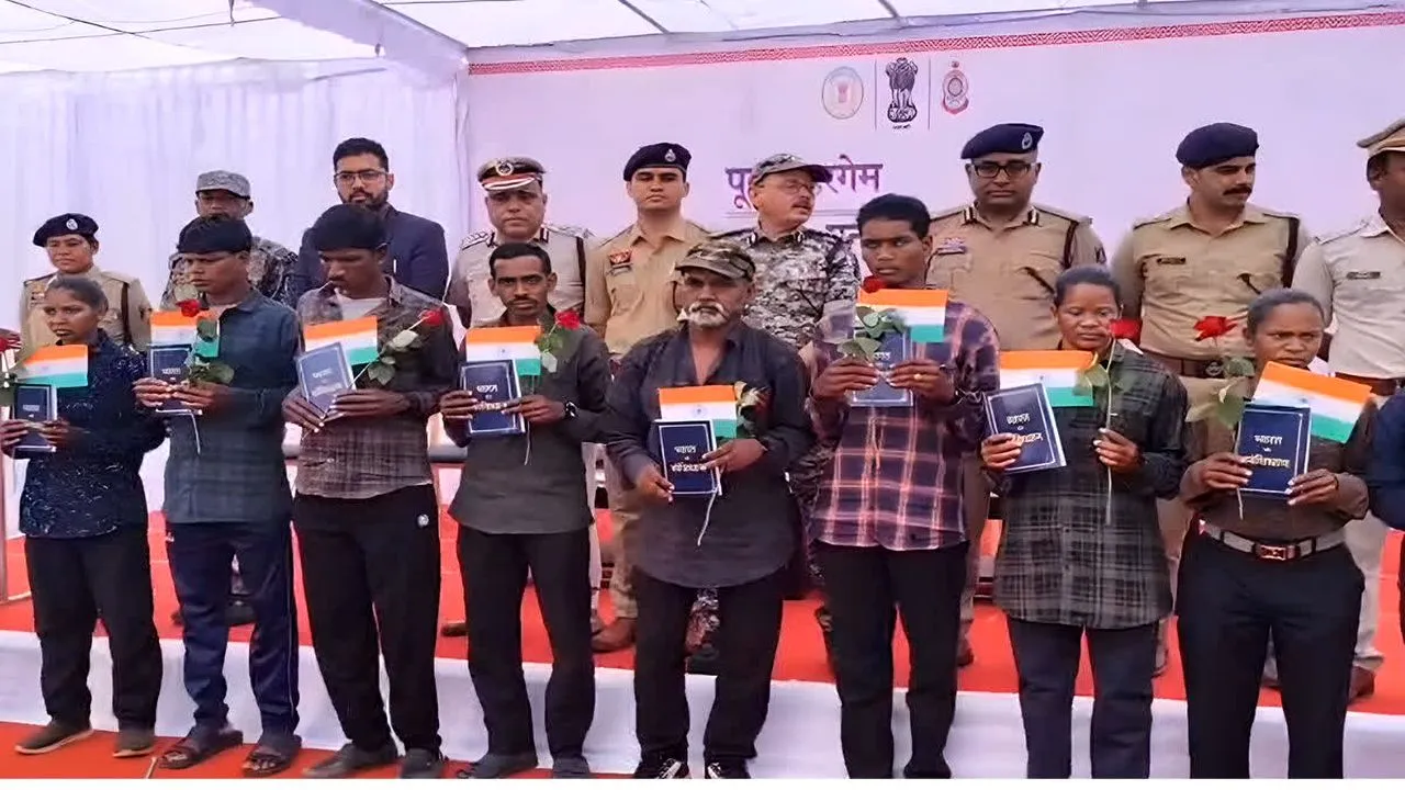 एक महीने पहले ही नक्सलमुक्त हुआ इलाका… अब 73 लाख के इनामी 15 माओवादी सरेंडर!