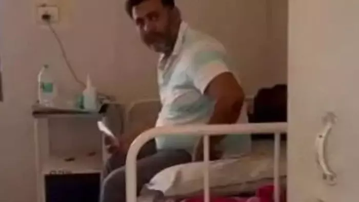 जेल की सजा… लेकिन अस्पताल में ‘VIP जिंदगी’! आरोपी का मोबाइल चलाते वीडियो वायरल, मचा बवाल