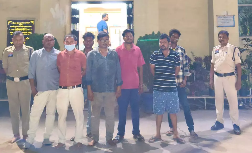 सड़क पर जाम छलकाना पड़ा भारी! अचानक पहुंची पुलिस… 9 लोग ऐसे चढ़े हत्थे कि मच गया हड़कंप