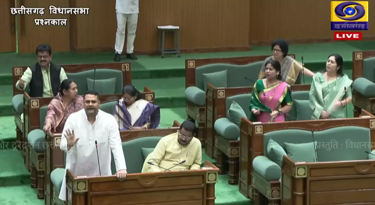 “विधानसभा में फूटा ‘स्कूल बवाल’! शिक्षा मंत्री घिरे चारों ओर से… जवाब से नाराज़ विपक्ष का वॉकआउट”