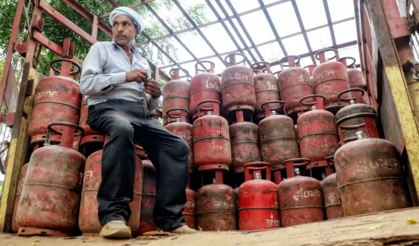 LPG खत्म होने की अफवाह या सच्चाई? घबराकर सिलेंडर बुक करने वालों के लिए सरकार का बड़ा अलर्ट