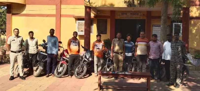 श्मशान घाट के पास चल रहा था जुए का खेल! पुलिस की अचानक रेड से मचा हड़कंप, 8 जुआरी रंगे हाथों गिरफ्तार