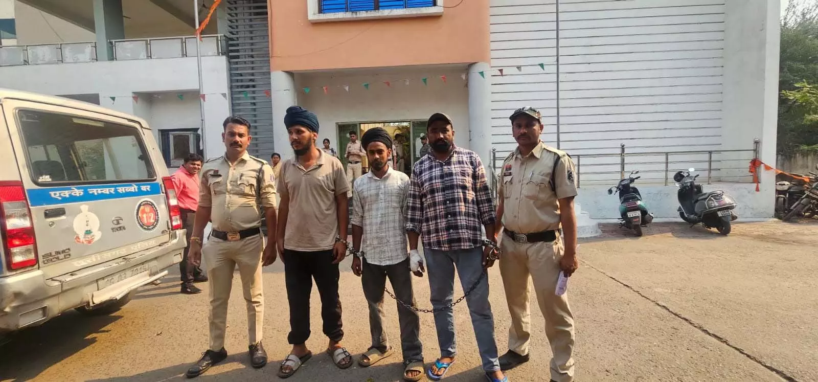 रायपुर में चालान बनाते ही भड़का हंगामा! नशे में धुत युवकों ने पुलिस से की धक्का-मुक्की, फिर जो हुआ…