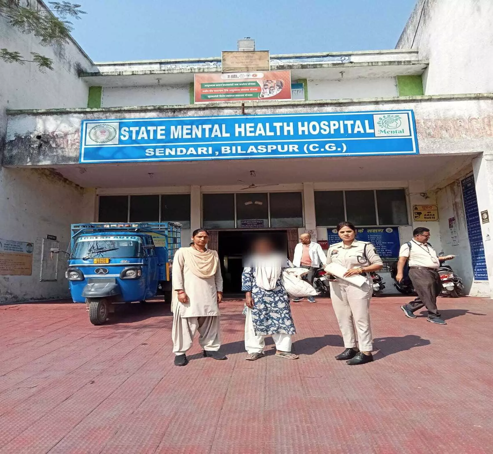 बस स्टैंड पर भटक रही थी लावारिस महिला… जब पुलिस पहुंची तो सामने आई दिल छू लेने वाली कहानी