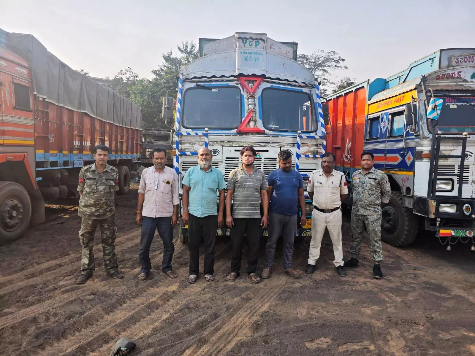 ऑपरेशन ‘प्रहार’ से मचा हड़कंप! अवैध कबाड़ के खिलाफ रायगढ़ पुलिस की बड़ी कार्रवाई, 6 ट्रक समेत 83 लाख से ज्यादा की संपत्ति जब्त