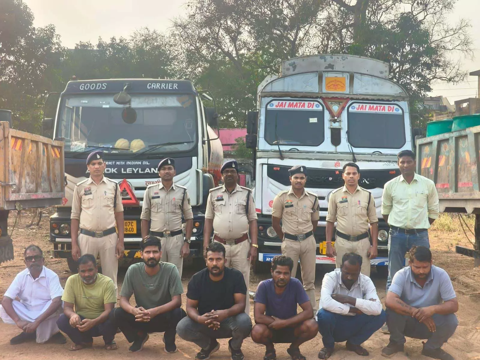 पत्थर फैक्ट्री के अंदर चल रहा था ‘तेल का काला खेल’! छापा पड़ा तो निकले हजारों लीटर पेट्रोल-डीजल, 6 आरोपी धराए