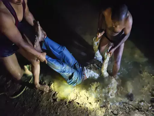 एक फिसलन… और दो जिंदगियां खत्म! तालाब के किनारे पार्टी बनी मातम, गहरे पानी ने निगल लिए दोस्त