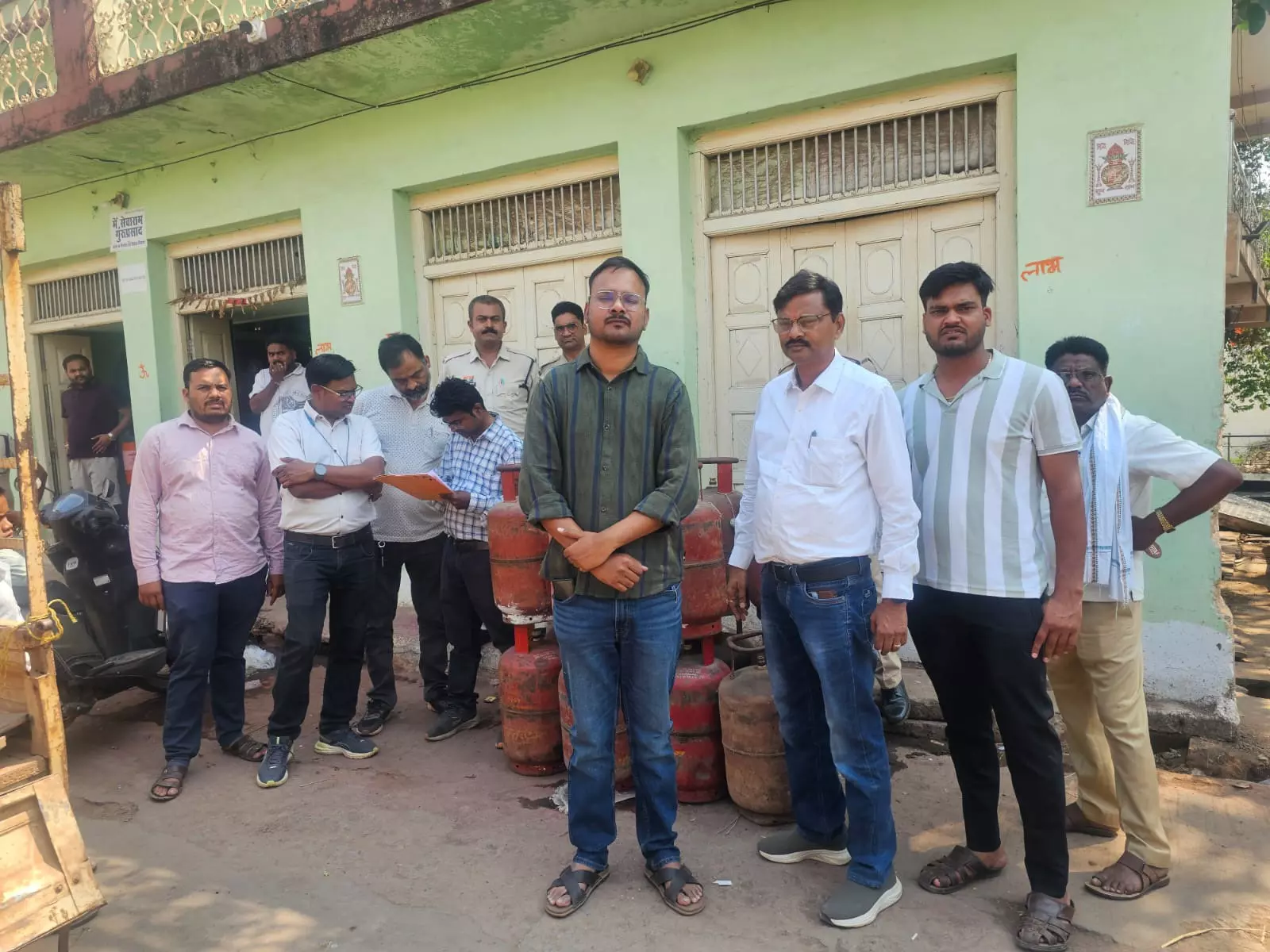 सिमगा में SDM की अचानक रेड से मचा हड़कंप! व्यापारी के गोदाम से 23 गैस सिलेंडर जब्त