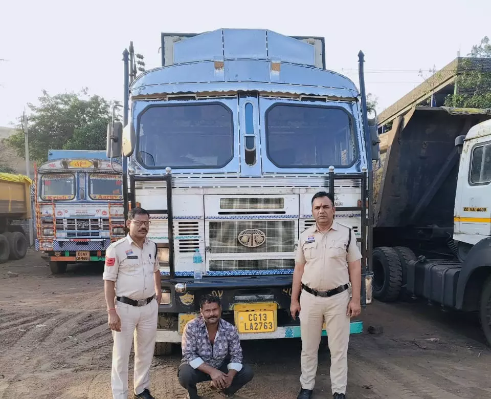 रात के अंधेरे में दौड़ रहा था संदिग्ध ट्रक… घेराबंदी होते ही खुला राज, अंदर मिला ऐसा सामान जिसने पुलिस को चौंका दिया