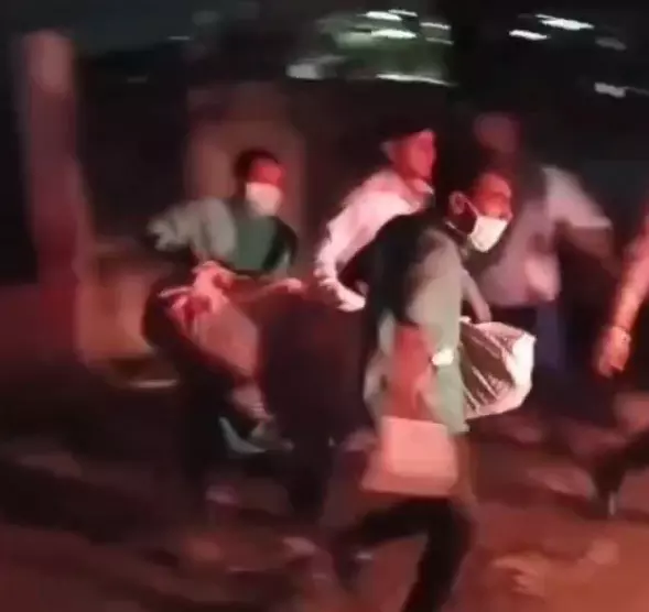 “शवों को गठरी की तरह फेंका… मौत के बाद भी नहीं मिला सम्मान! रामकृष्ण हॉस्पिटल का VIDEO देख खौल उठेगा खून”