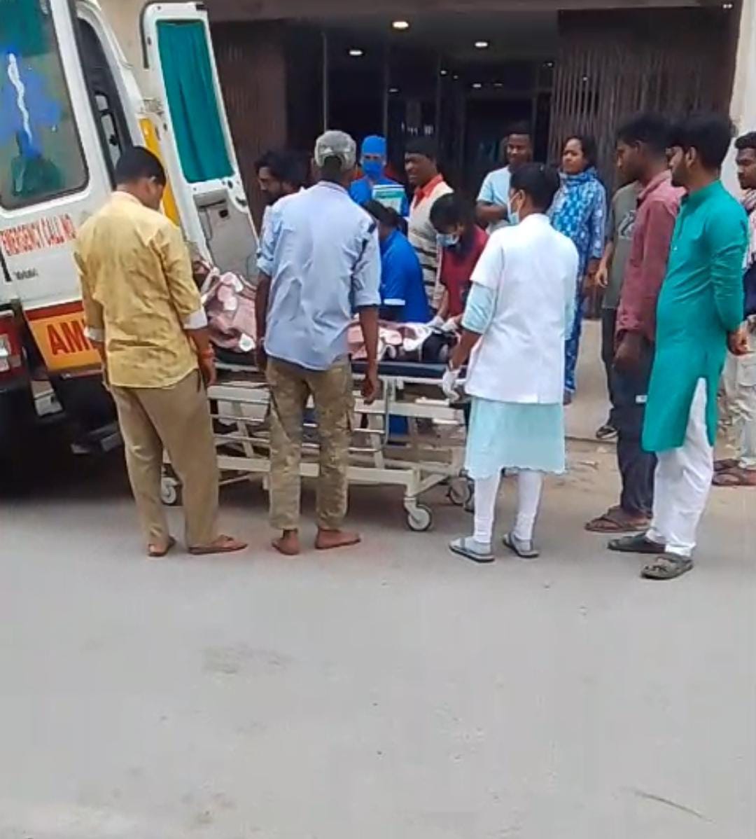 अंबिकापुर: रसूखदारों की गोद में सोता नगर निगम और सड़कों पर सिसकती इंसानियत, क्या ये अस्पताल हैं या ‘कत्लगाह’?