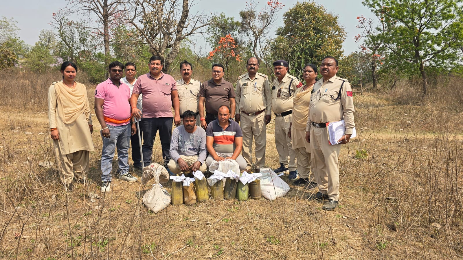 जंगल में उड़ता दिखा ड्रोन… और खुल गया महुआ शराब का बड़ा खेल! सरगुजा उड़नदस्ता की छापेमारी में 2 सप्लायर गिरफ्तार, हजारों किलो लाहन जब्त