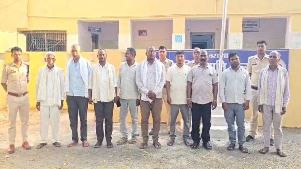 सिर मुंडाकर जूते की माला पहनाई, पत्नी संग घुमाया गांव में—चोरी के शक में युवक को दी गई खौफनाक सजा, वीडियो सामने आते ही पुलिस का बड़ा एक्शन