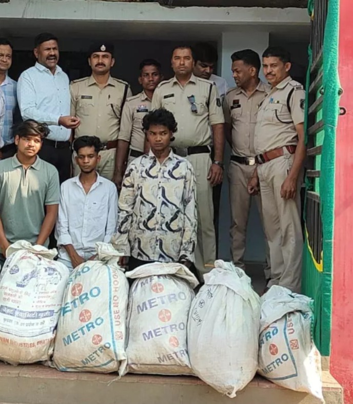 ट्रेन से मौत का माल लेकर पहुंचे तस्कर: खरसिया में घेराबंदी, 52 किलो गांजा के साथ 3 आरोपी दबोचे