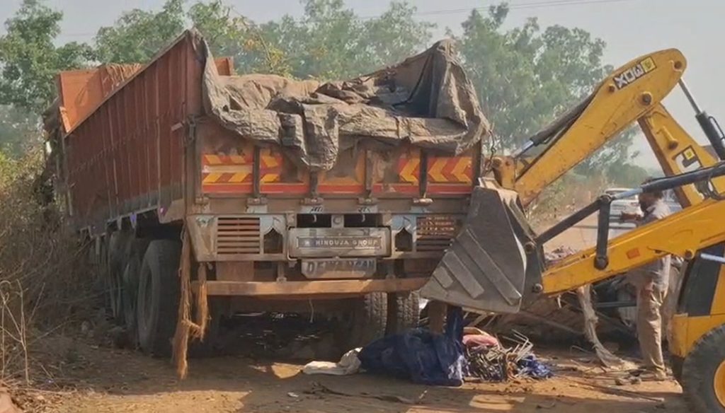 मौत बनकर दौड़ी रफ्तार! NH-30 पर कुचल गए लोग, बस-हाईवा हादसों से दहला छत्तीसगढ़