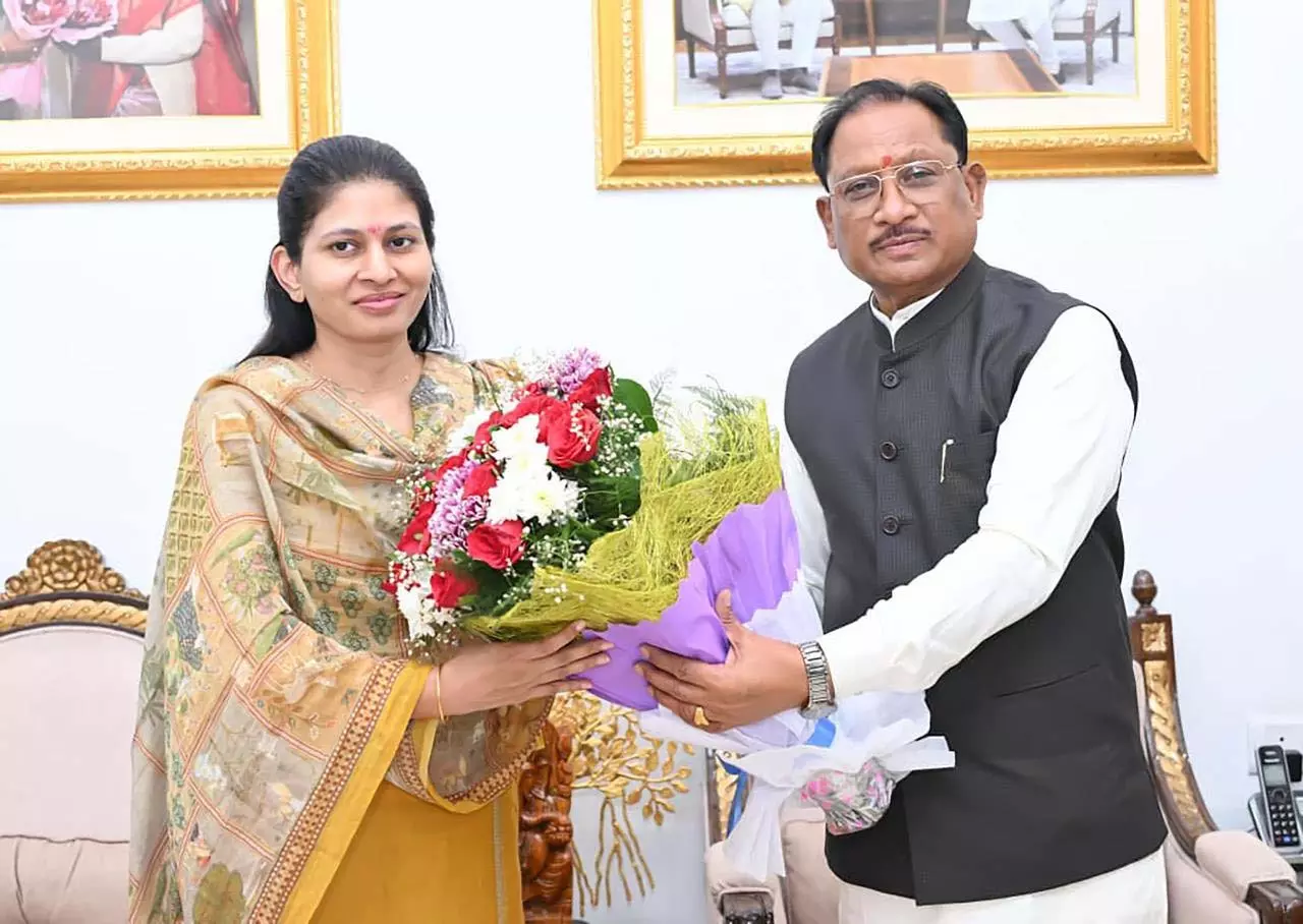 बंद कमरे में क्या हुई खास बातचीत… CM साय और केंद्रीय मंत्री की मुलाकात ने बढ़ाई सियासी हलचल बंद कमरे में क्या हुई खास बातचीत… CM साय और केंद्रीय मंत्री की मुलाकात ने बढ़ाई सियासी हलचल