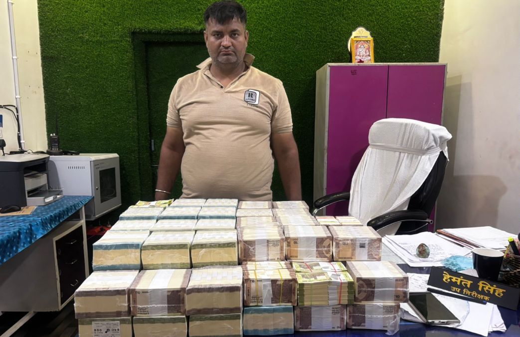 दो सूटकेस में कैश का रहस्य! 18 लाख के नए नोटों के साथ पकड़ा युवक, हवाला या किसी बड़े खेल की कड़ी?